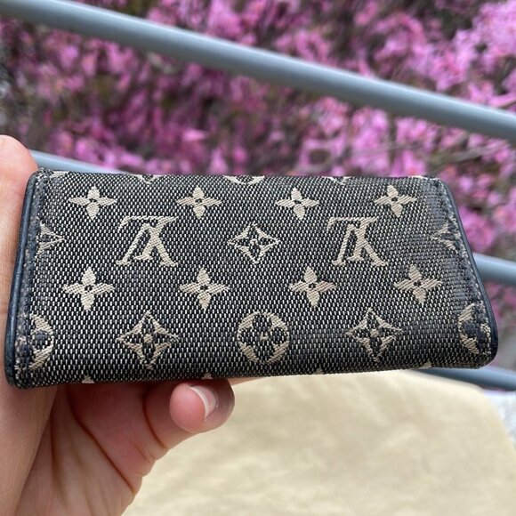 Louis Vuitton Mini Lin Multicle 4-Key Holder - Picture 13 of 13